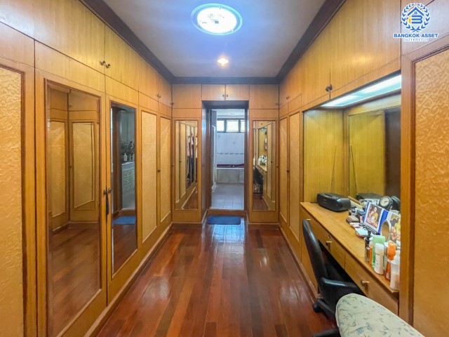 *****อาคารพาณิชย์มือสองย่านนนทบุรี อาคารพาณิชย์ ติดถ.แจ้งวัฒนะ เนื้อที่มากถึง 38 ตร.ว. ฟังก์ชันจัดเต็มถึง 6 ห้องนอน 4 ห้องน้ำ 2 ที่จอดรถ จะทำเป็นบริษัท หรือจะอยู่อาศัยก็ดี บนทำเลศักยภาพสุดๆ ใกล้เซ็นทรัลแจ้งวัฒนะ, รถไฟฟ้า (ในอนาคต) สายสีชมพู "สถานีแจ้งวัฒนะ-ปากเกร็ด 28" และทางด่วน "ศรีรัช"